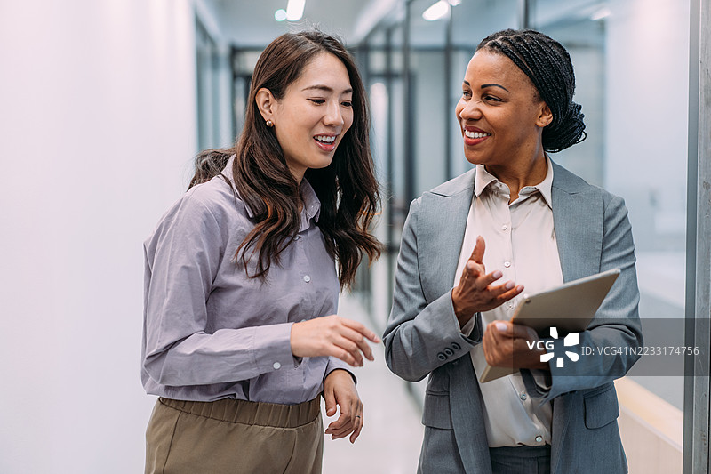 办公室里的商务人士。图片素材