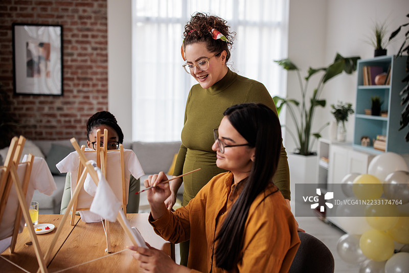 朋友和准妈妈定制婴儿连体衣图片素材