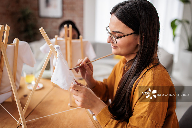 女性定制婴儿连体衣图片素材