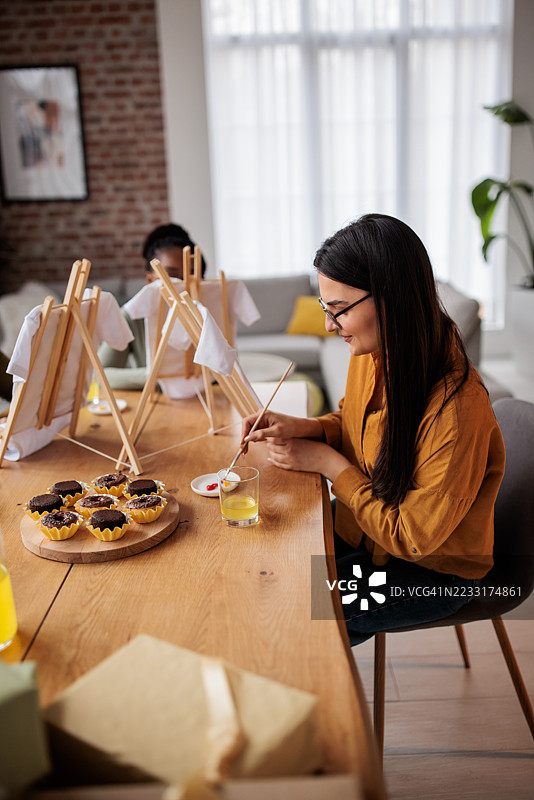 女性定制婴儿连体衣图片素材