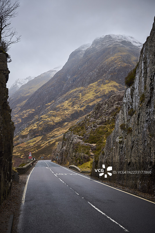 格伦科山口，苏格兰，英国，山口，穿过岩石突起的道路，沿山口蜿蜒而行图片素材