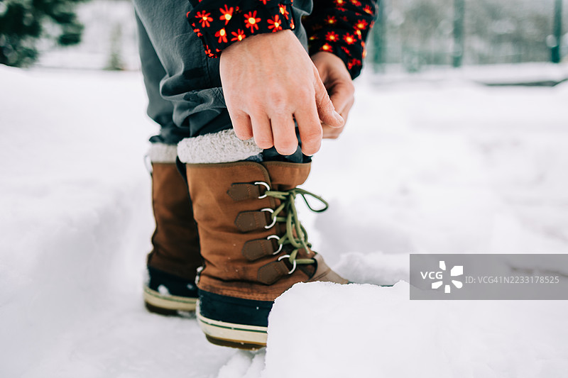 在雪天系冬靴的手图片素材