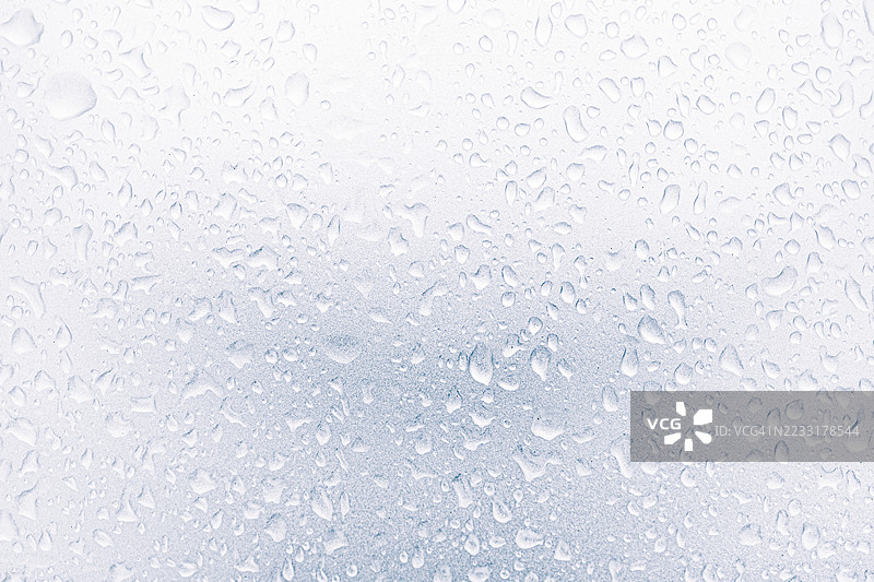 水滴在光滑表面上形成图片素材