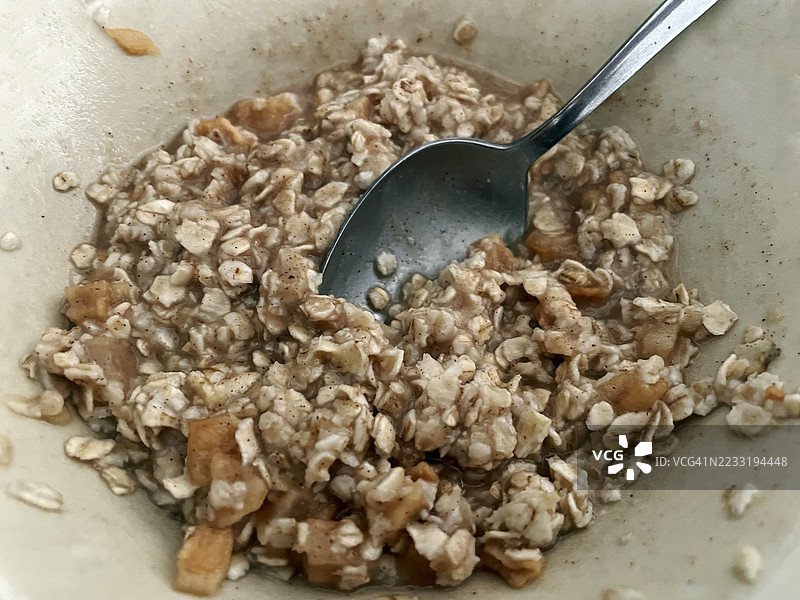 苹果肉桂即食燕麦粥碗图片素材
