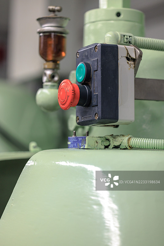 凤尾鱼工厂机器细节与润滑油容器图片素材