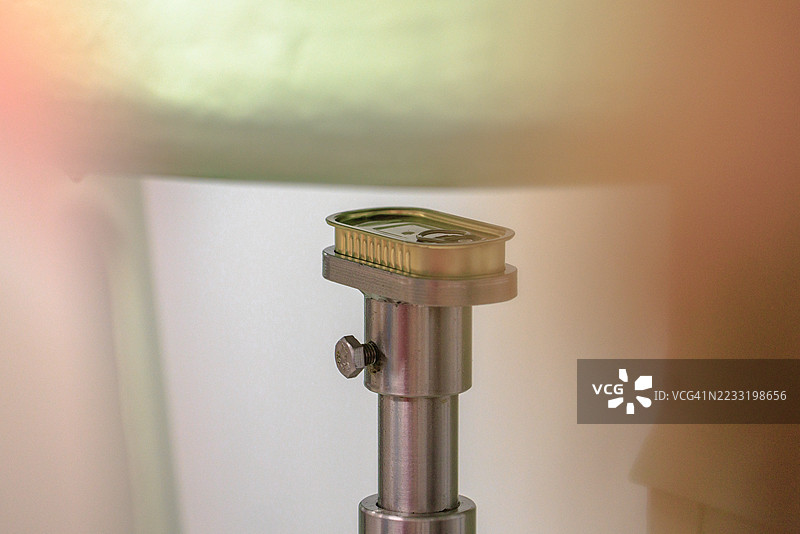 工业机器平台上的金色拉环罐头图片素材