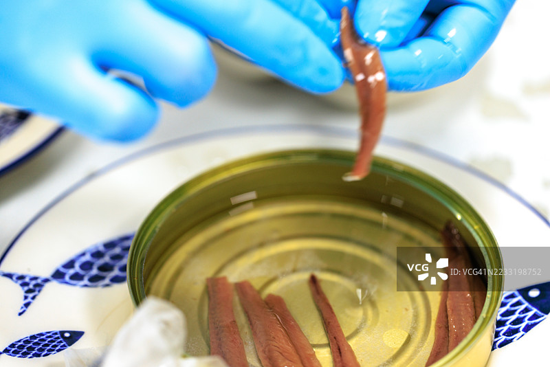 工人从容器中准备安康鱼以供上菜图片素材