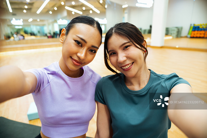 亚洲女性在瑜伽馆微笑自拍图片素材