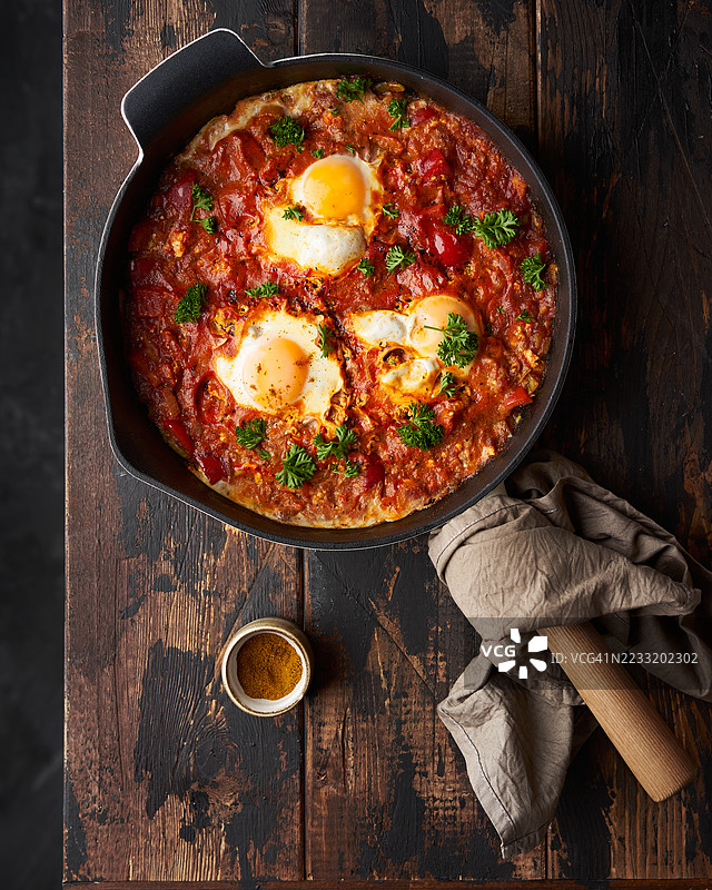 平底锅中的番茄香料煎蛋，顶部视角。图片素材