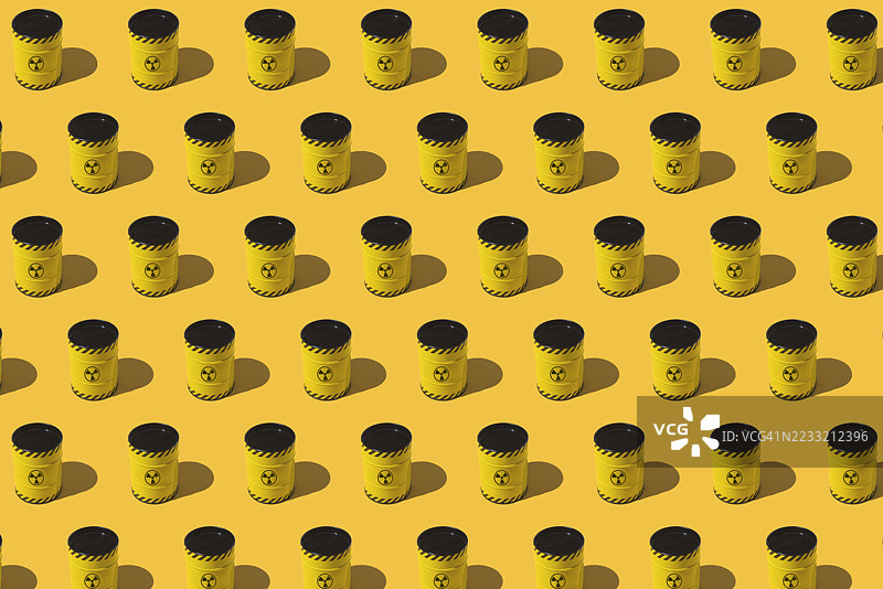 黄色背景上有黄色金属桶和核符号的图案。能源、供应、灾难、斗争、对抗、化学武器、战争、危险和切尔诺贝利。图片素材