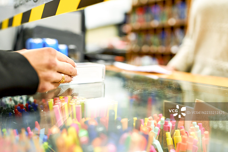 顾客在文具店柜台购物图片素材