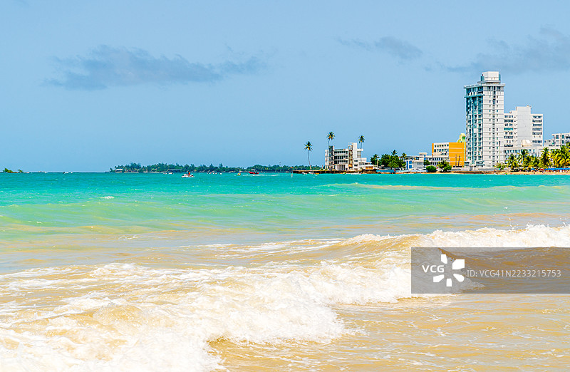 波多黎各的伊斯兰维尔德热带海岸线与海浪。图片素材