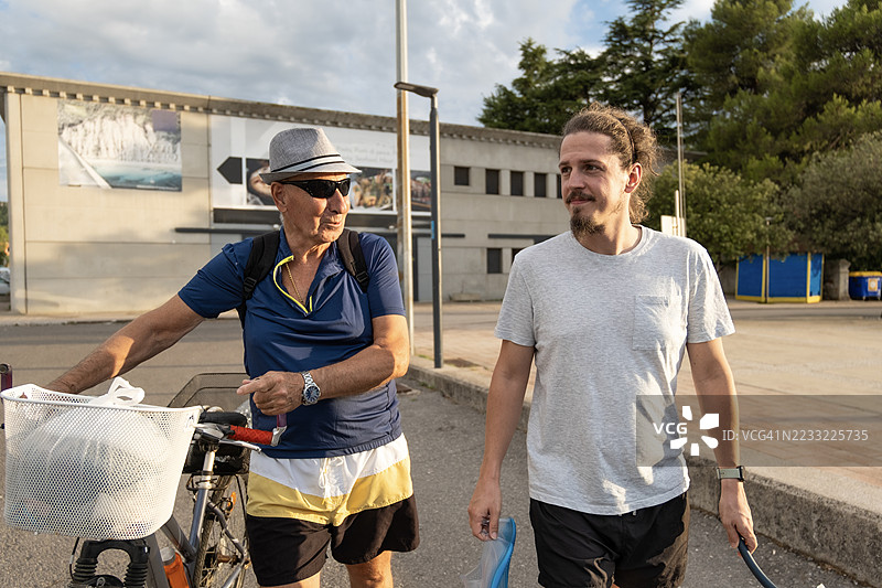 孙子和祖父是一支出色的团队图片素材