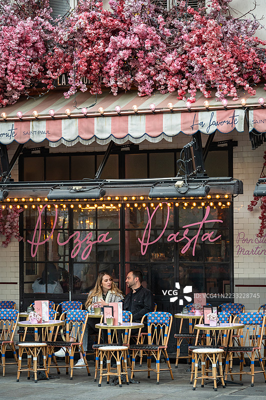 法国巴黎玛莱区路边咖啡馆图片素材