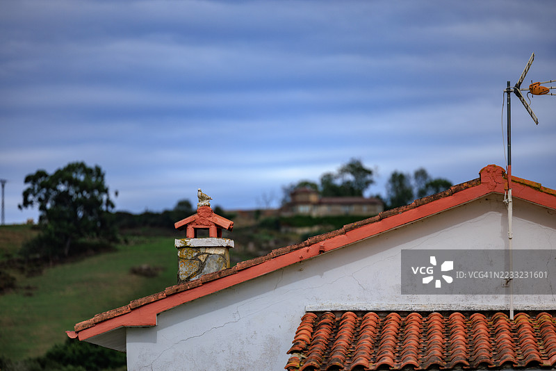 白色灰泥墙和红土屋顶的乡村环境图片素材