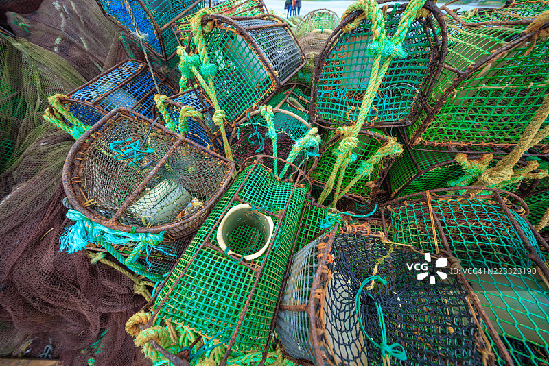 一堆被丢弃的渔网和绳索的渔具陷阱图片素材