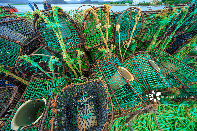 废弃的海洋设备堆放着渔网和绳索图片素材