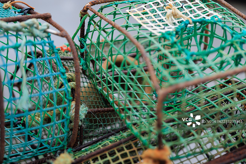 堆叠的废弃渔具，生锈的框架图片素材