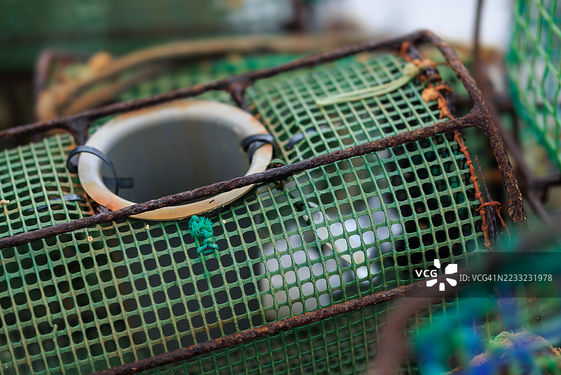 生锈的金属和塑料网的旧渔网图片素材