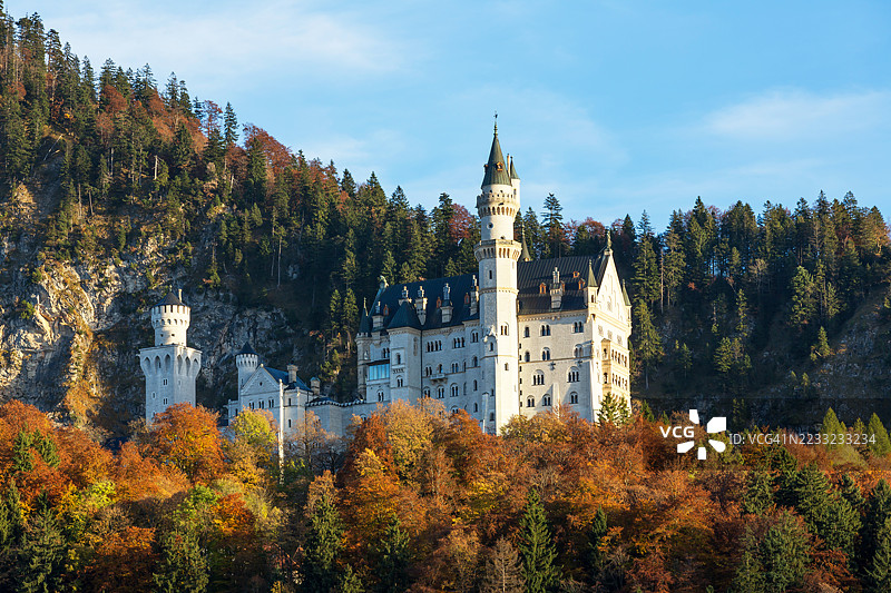 新天鹅堡与阿尔卑斯山的秋叶图片素材