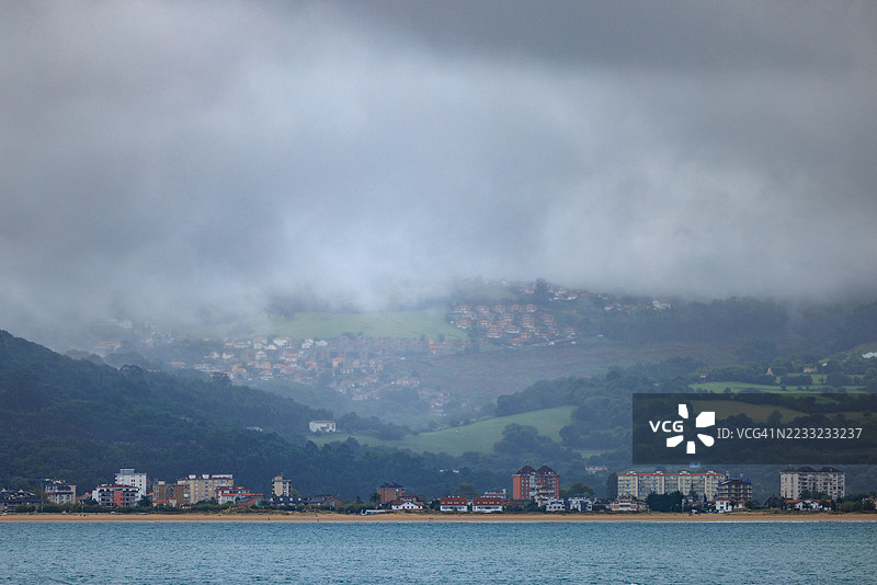 拉雷多天际线在雾气弥漫的山丘下的水边景观图片素材