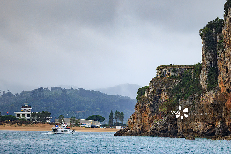从圣托尼亚俯瞰拉雷多海湾的悬崖和堡垒景观图片素材
