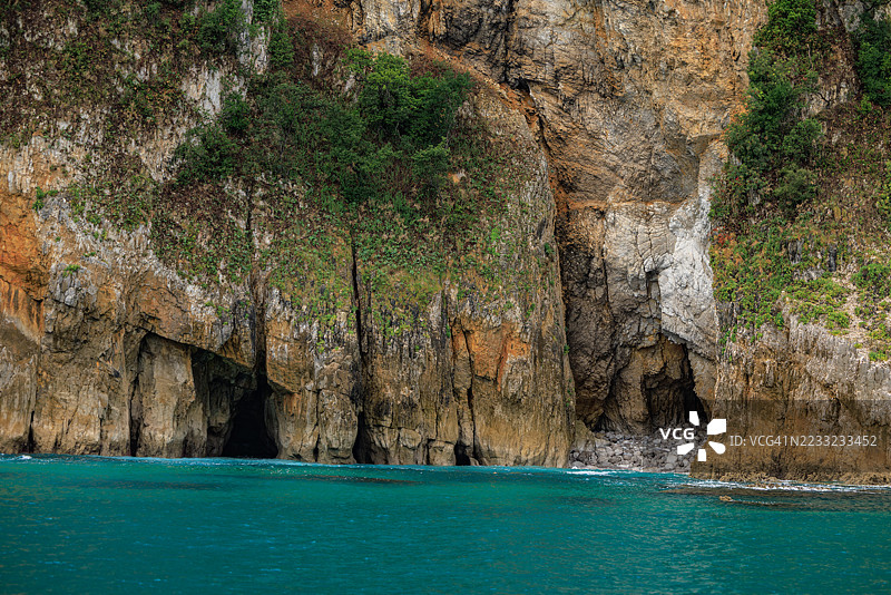 崎岖的西班牙北部悬崖，洞穴与绿意盎然图片素材