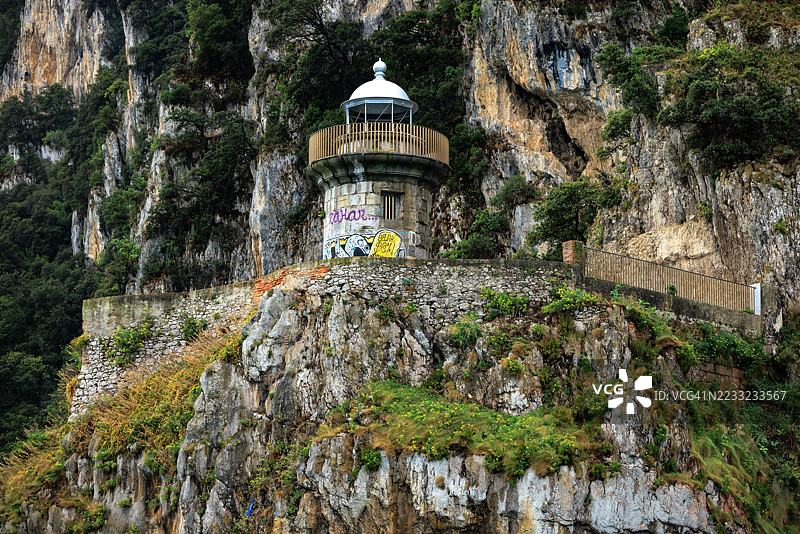 坎塔布里亚的崎岖海岸风光与马灯塔图片素材