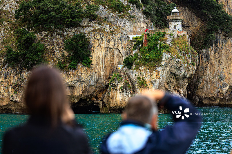 游客在坎塔布里亚的圣托尼亚观察马灯塔图片素材