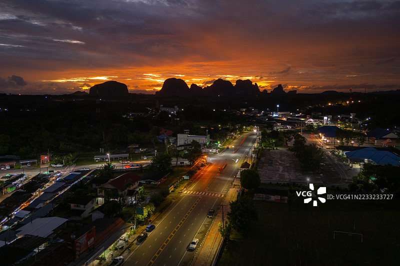 泰国南部小镇上空的戏剧性天空鸟瞰图图片素材