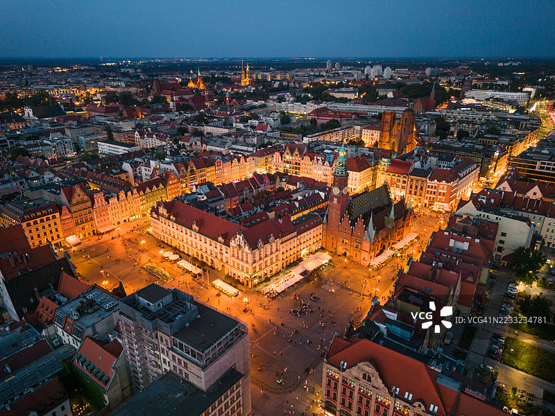 波兰弗罗茨瓦夫市场广场的金色时刻鸟瞰图图片素材