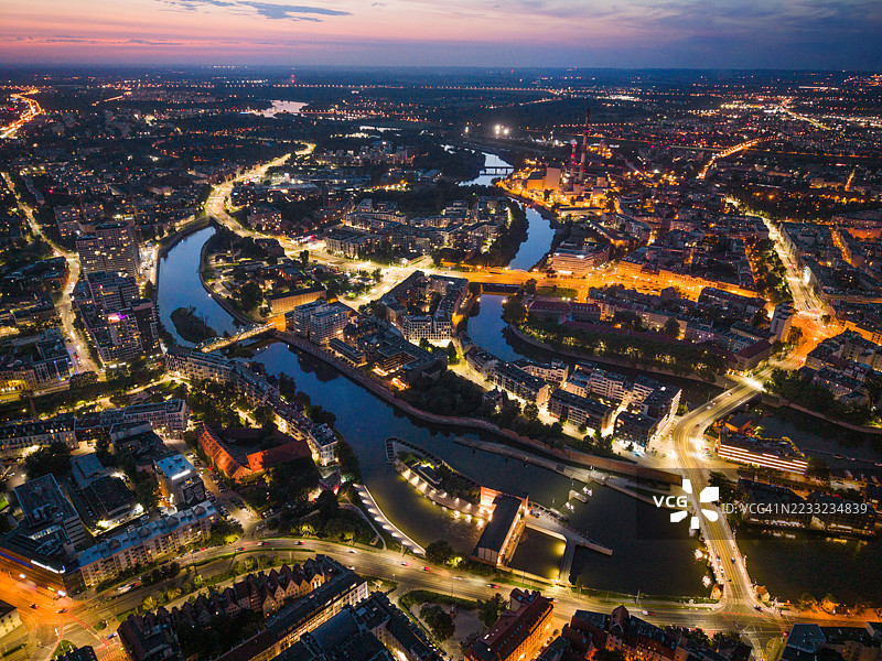 波兰弗罗茨瓦夫的凯帕·米耶斯恰ń斯卡和水电站的夜间航拍景观图片素材