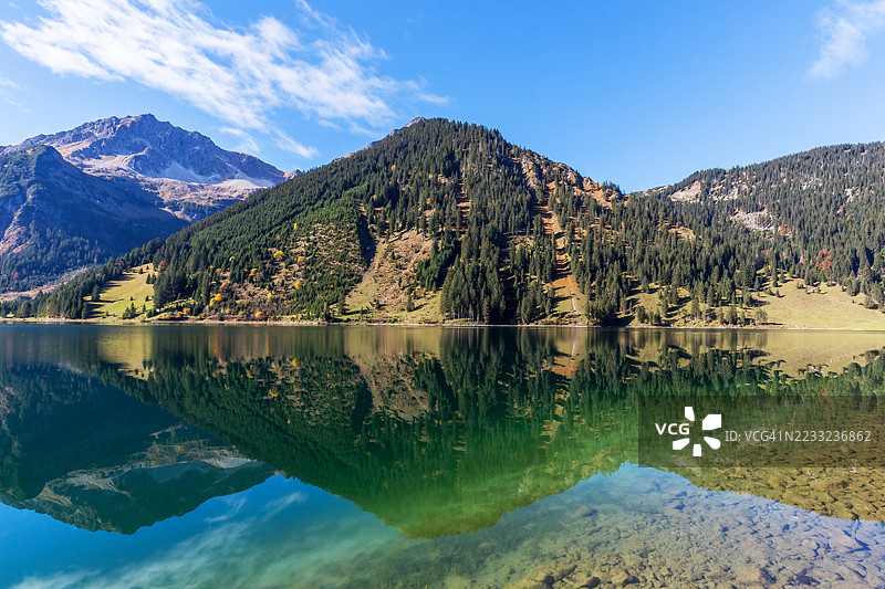 奥地利蒂罗尔的阿尔卑斯山与维尔萨尔普湖图片素材