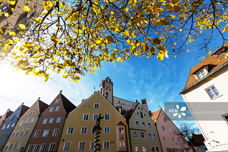 德国巴伐利亚的菲森老城与黄色秋叶图片素材