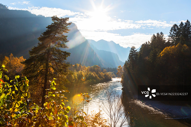 莱赫河与阿尔卑斯山在秋日的光辉中图片素材