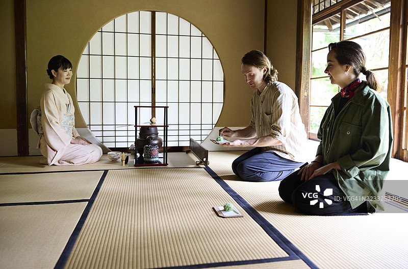 游客参加茶道仪式，与女主人一起体验图片素材