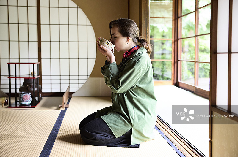 女性品尝传统日本茶图片素材