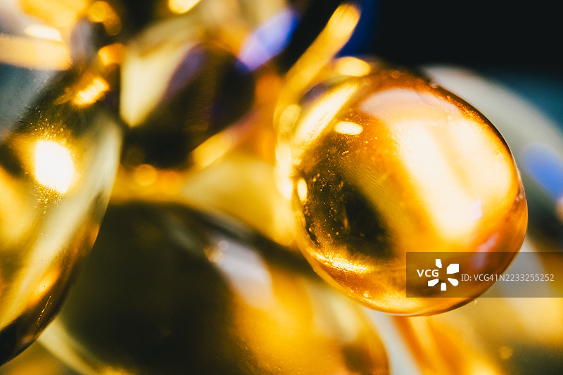 金色胶囊特写，旨在促进长寿和健康提升图片素材