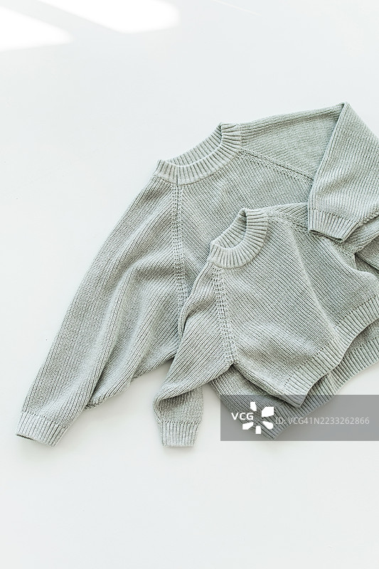 与干净简约背景相配的中性毛衣图片素材