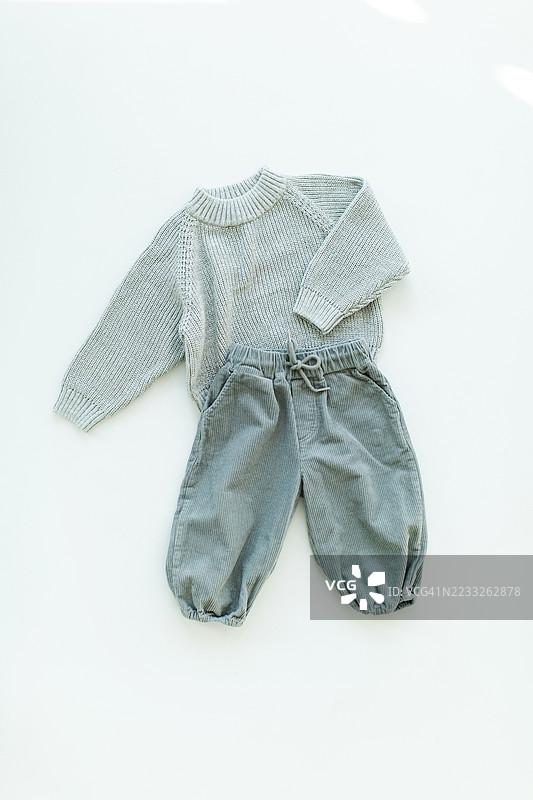 简约针织婴儿服装在白色背景上展示优雅风格图片素材