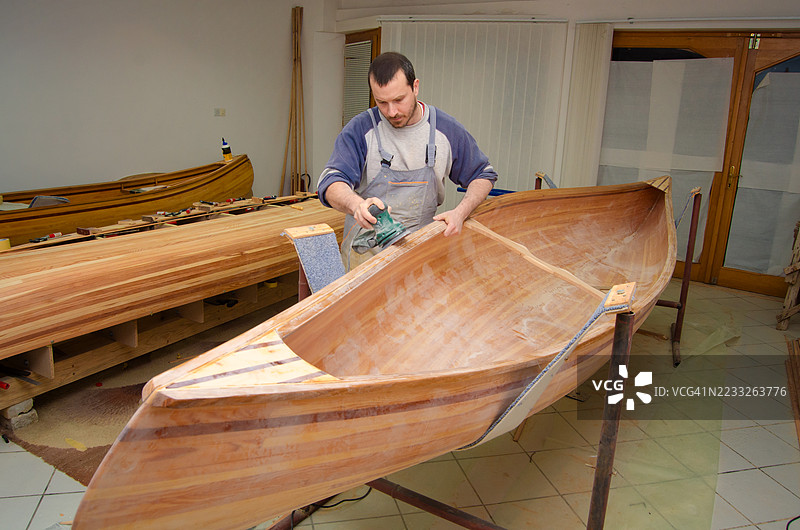 木匠正在制作自己设计的独木舟图片素材