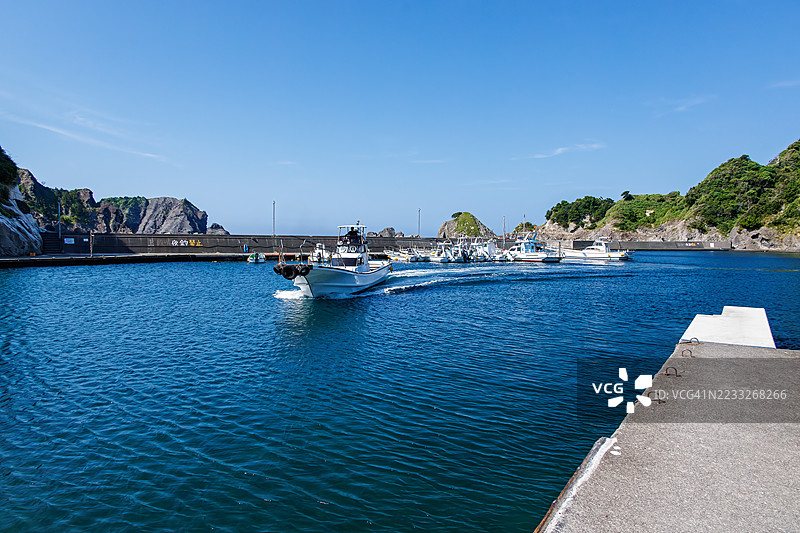 照片展示了当天第一艘船离开中木港前往平藏海滩。浮潜者和潜水者正在等待登船的机会。平藏海滩，中木港，南伊豆，图片素材