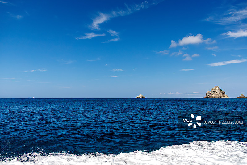 白根岛，一个无人居住的岛屿。外岛，一个无人居住的岛屿。它是日本最佳的岩钓地点之一。这里也有岩钓的钓鱼者。平藏海滩，中木港，南伊豆，伊豆半岛，静冈县，日本。- 2025年7月13日。图片素材