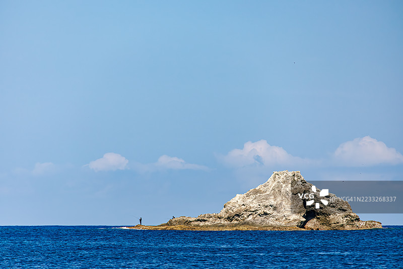 白根岛，一个无人居住的岛屿。外岛，一个无人居住的岛屿。它是日本最佳岩钓地点之一。这里也有岩钓钓鱼者。平藏海滩，中木港，南伊豆，伊豆半岛，静冈县，日本。- 2025年7月13日。图片素材