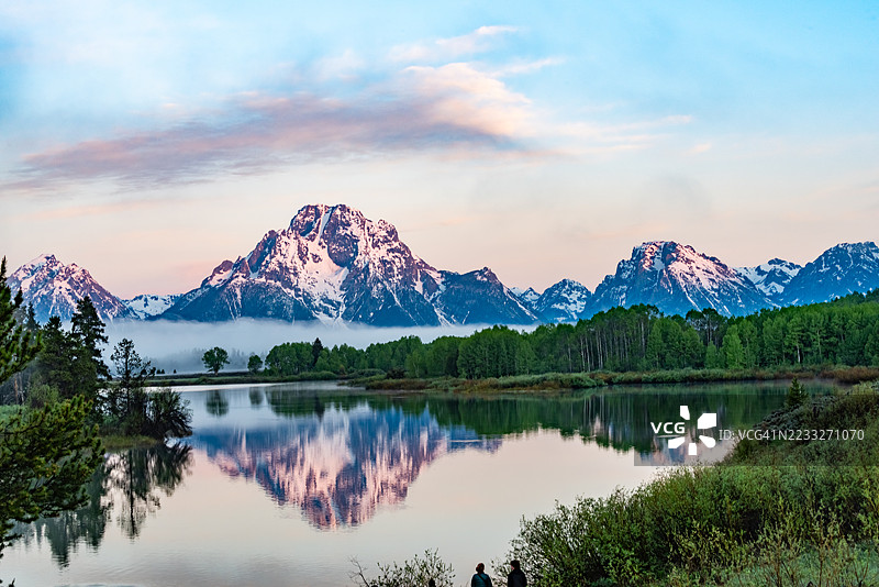 在蛇河的牛角湾观看大提顿山脉的日出。美国怀俄明州大提顿国家公园。图片素材