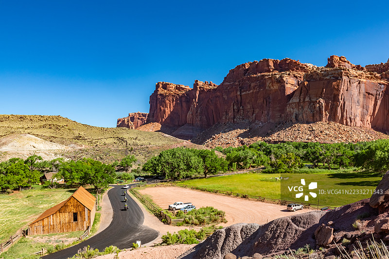 水果农场 - 位于美国犹他州首都礁国家公园的历史吉福德谷仓和房车公园图片素材