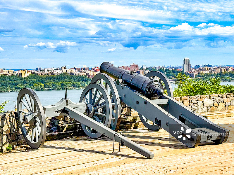 在福特李的帕利塞德山顶上的大炮和炮车图片素材