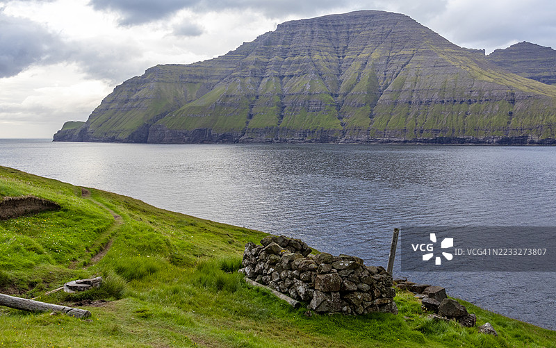 法罗群岛博尔多伊的穆利附近的废弃石屋图片素材