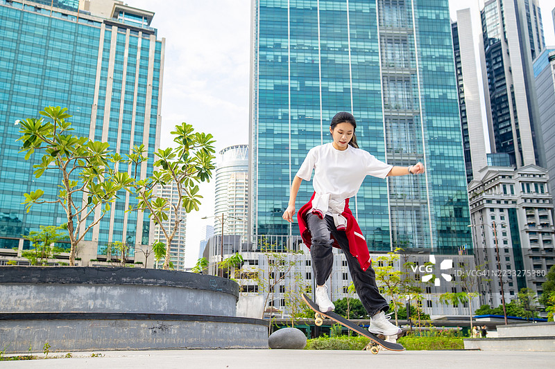 滑板女孩的动态平衡艺术图片素材
