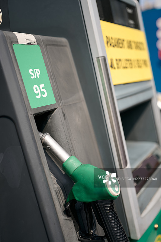 加油站的油泵上挂着绿色的汽油喷嘴图片素材